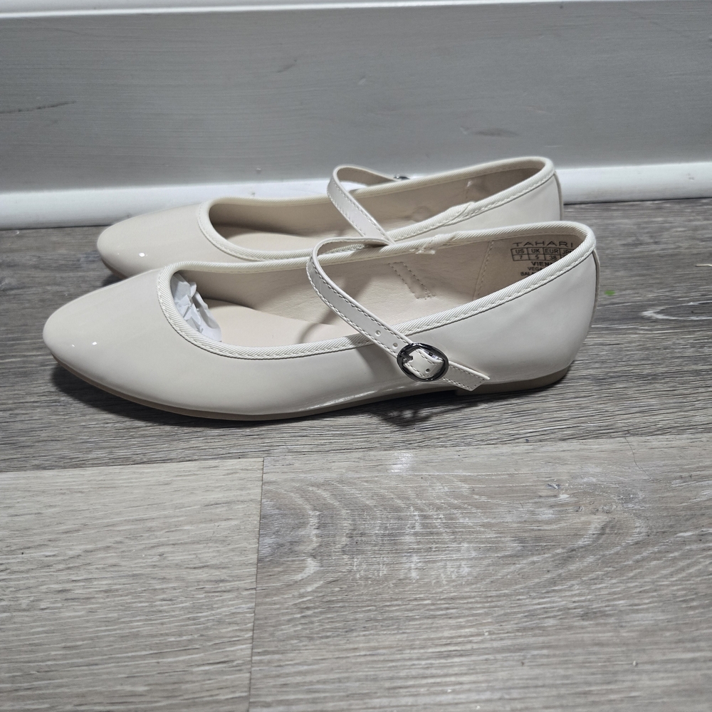 Tahari Vienna Ivory Patent Ballet Flats Size 7 - Picture 3 of 7
